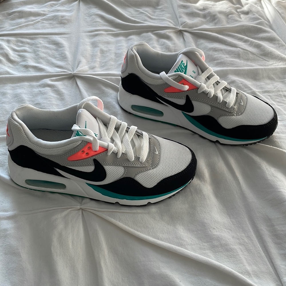 BRAND NEW! NIKE AIR SHOES. SIZE 6.